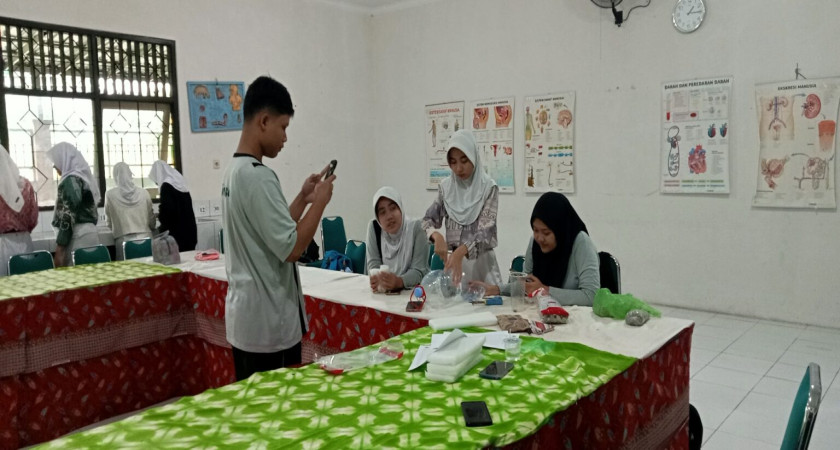 Tanggap Isu Krisis Air KIR SMAN 16 Semarang Lakukan Eksperimen Filtrasi Air