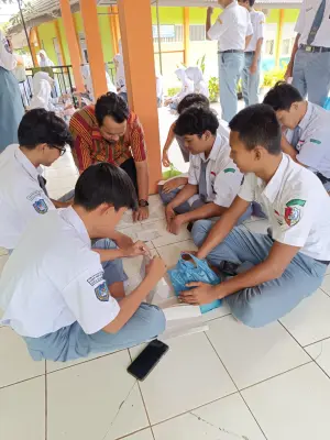 “Ramadan Penuh Berkah: Siswa SMAN 16 Semarang Aktif Tunaikan Zakat Fitrah di Mushola Al Aksyafi”