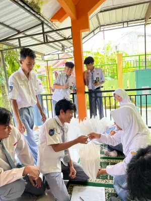 Menebar Kepedulian di Bulan Ramadan: Siswa SMAN 16 Salurkan Zakat Fitrah di Musola Al Aksyafi