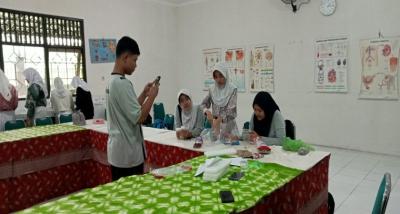 Tanggap Isu Krisis Air KIR SMAN 16 Semarang Lakukan Eksperimen Filtrasi Air